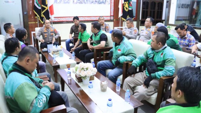 
					Kapolres Labuhanbatu AKBP Wahyu Endrajaya memperkuat sinergi dengan komunitas ojek online melalui audiensi di Mapolres Labuhanbatu