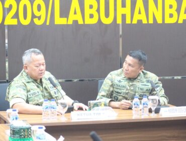 Kolonel Cpl Yudi Kamaluddin (Kiri), Kasdim 0209/Labuhanbatu Mayor Inf S.H. Tanjung (Kanan)