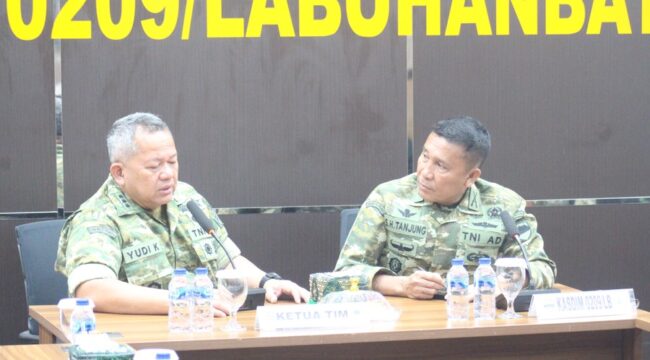 Kolonel Cpl Yudi Kamaluddin (Kiri), Kasdim 0209/Labuhanbatu Mayor Inf S.H. Tanjung (Kanan)