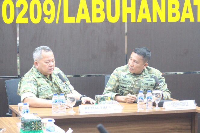 
					Kolonel Cpl Yudi Kamaluddin (Kiri), Kasdim 0209/Labuhanbatu Mayor Inf S.H. Tanjung (Kanan)
