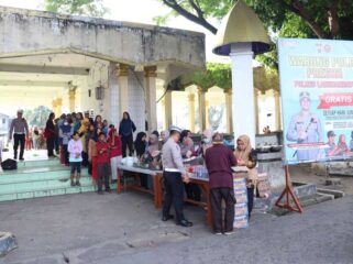 Polres Labuhanbatu membagikan 400 porsi makanan gratis kepada masyarakat dalam kegiatan Warung Polri Presisi Minggu ke-18 di Lapangan Ika Bina Rantauprapat