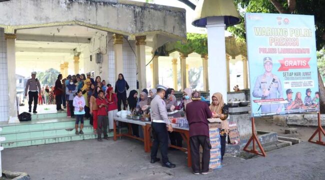 Polres Labuhanbatu membagikan 400 porsi makanan gratis kepada masyarakat dalam kegiatan Warung Polri Presisi Minggu ke-18 di Lapangan Ika Bina Rantauprapat