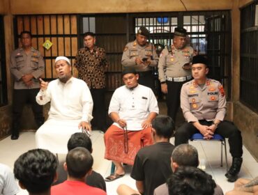Safari Jumat di RTP Polres Labuhanbatu menghadirkan suasana penuh makna. Kapolres Labuhanbatu AKBP Wahyu Endrajaya memberikan motivasi langsung kepada warga binaan agar menjadikan masa pembinaan sebagai kesempatan memperbaiki diri dan menata masa depan yang lebih baik