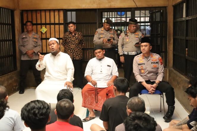 
					Safari Jumat di RTP Polres Labuhanbatu menghadirkan suasana penuh makna. Kapolres Labuhanbatu AKBP Wahyu Endrajaya memberikan motivasi langsung kepada warga binaan agar menjadikan masa pembinaan sebagai kesempatan memperbaiki diri dan menata masa depan yang lebih baik