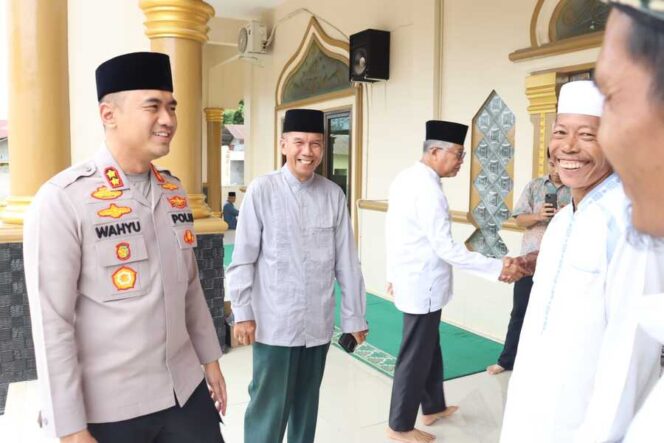 
					Kapolres Labuhanbatu AKBP Wahyu Endrajaya saat Safari Jumat di Masjid Al-Huda, Rantau Selatan