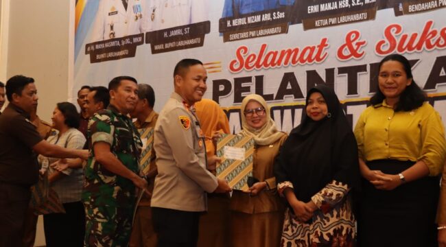 Wakapolres Labuhanbatu Kompol P.S. Simbolon, S.H., hadir dalam kegiatan yang berlangsung di Ballroom Suzuya Hotel, Jalan Jenderal Ahmad Yani, Kecamatan Rantau Utara, Kabupaten Labuhanbatu, Selasa (18/08/2026)