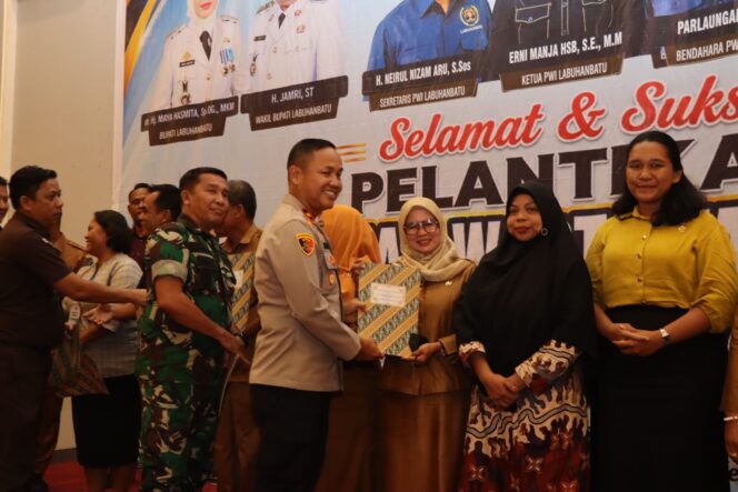 
					Wakapolres Labuhanbatu Kompol P.S. Simbolon, S.H., hadir dalam kegiatan yang berlangsung di Ballroom Suzuya Hotel, Jalan Jenderal Ahmad Yani, Kecamatan Rantau Utara, Kabupaten Labuhanbatu, Selasa (18/08/2026)
