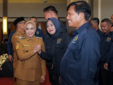 Bupati Labuhanbatu dr. Hj. Maya Hasmita, Sp.OG., MKM., saat memberikan selamat kepada Erni Manja Hasibuan, S.E., M.M resmi dilantik sebagai Ketua PWI Kabupaten Labuhanbatu periode 2025–2028