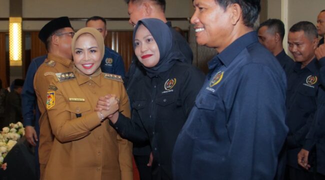 Bupati Labuhanbatu dr. Hj. Maya Hasmita, Sp.OG., MKM., saat memberikan selamat kepada Erni Manja Hasibuan, S.E., M.M resmi dilantik sebagai Ketua PWI Kabupaten Labuhanbatu periode 2025–2028