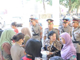 Wakapolres Labuhanbatu Kompol P. S. Simbolon, S.H., bersama jajaran PJU saat kegiatan Warung Polri Presisi minggu ke-20 di depan Lapangan Ika Bina, Rantauprapat