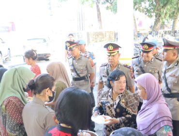 Wakapolres Labuhanbatu Kompol P. S. Simbolon, S.H., bersama jajaran PJU saat kegiatan Warung Polri Presisi minggu ke-20 di depan Lapangan Ika Bina, Rantauprapat