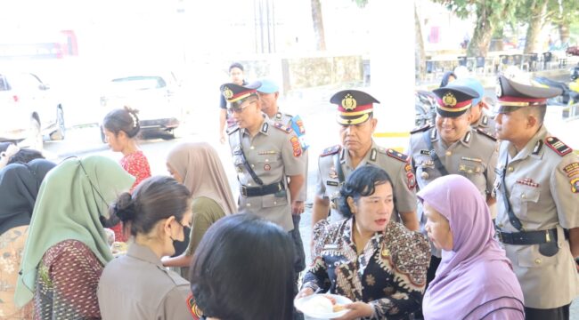 Wakapolres Labuhanbatu Kompol P. S. Simbolon, S.H., bersama jajaran PJU saat kegiatan Warung Polri Presisi minggu ke-20 di depan Lapangan Ika Bina, Rantauprapat