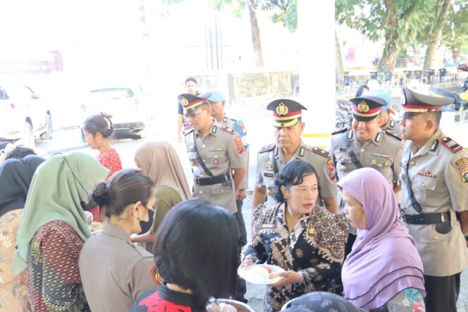 
					Wakapolres Labuhanbatu Kompol P. S. Simbolon, S.H., bersama jajaran PJU saat kegiatan Warung Polri Presisi minggu ke-20 di depan Lapangan Ika Bina, Rantauprapat