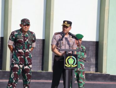 Kapolres Labuhanbatu AKBP Wahyu Endrajaya bersama Dandim 0209/LB Letkol Kav Hanung Kaptiaji memimpin apel bersama personel Polres Labuhanbatu dan Kodim 0209/LB, Senin (24/8/2026)