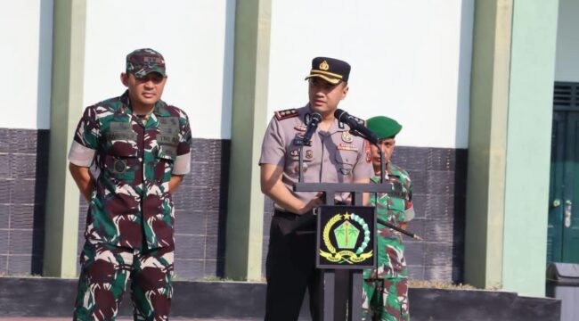 Kapolres Labuhanbatu AKBP Wahyu Endrajaya bersama Dandim 0209/LB Letkol Kav Hanung Kaptiaji memimpin apel bersama personel Polres Labuhanbatu dan Kodim 0209/LB, Senin (24/8/2026)
