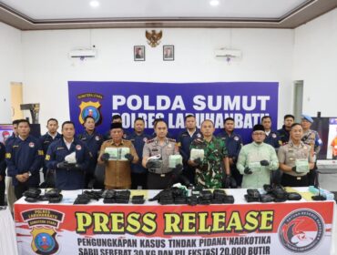 POLRES LABUHANBATU SITA 30 KG SABU & 20 RIBU EKSTASI
Pengungkapan besar dilakukan Satres Narkoba Polres Labuhanbatu.