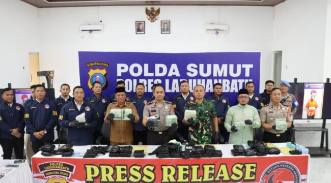 POLRES LABUHANBATU SITA 30 KG SABU & 20 RIBU EKSTASI
Pengungkapan besar dilakukan Satres Narkoba Polres Labuhanbatu.