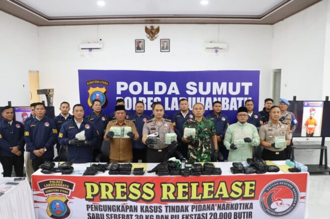 
					POLRES LABUHANBATU SITA 30 KG SABU & 20 RIBU EKSTASI
Pengungkapan besar dilakukan Satres Narkoba Polres Labuhanbatu.
