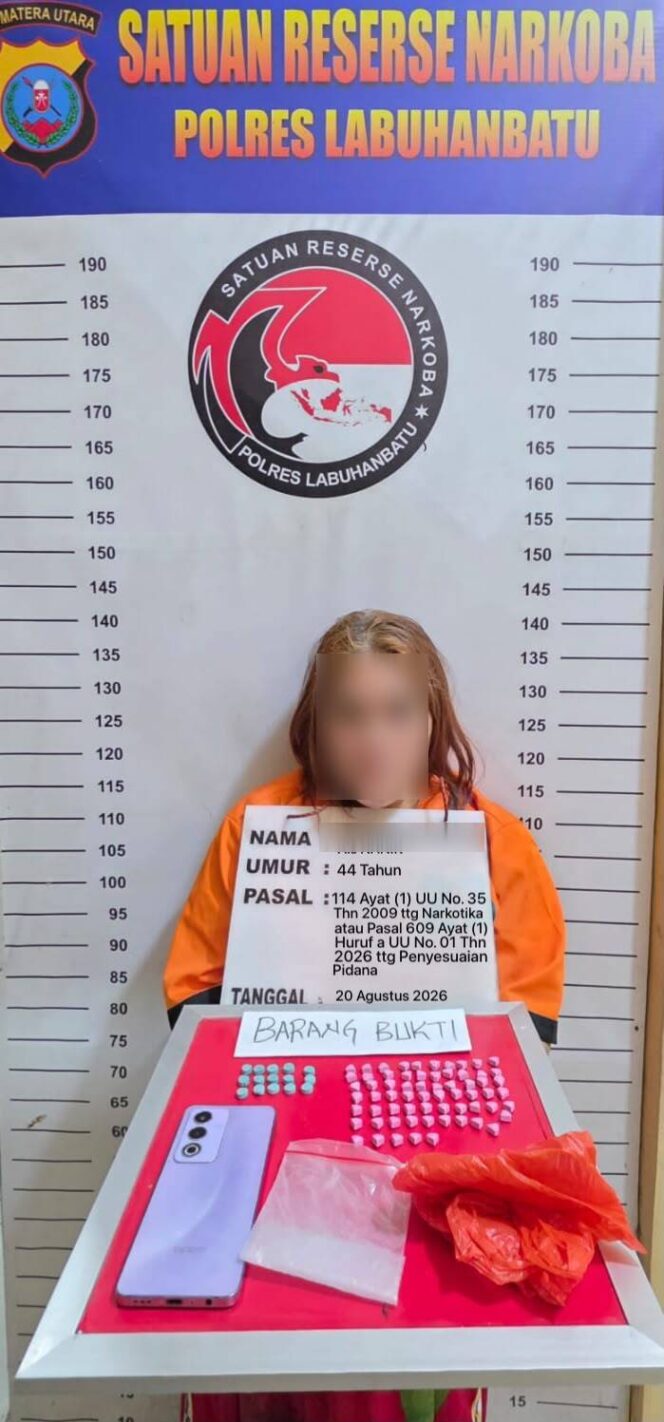 
					Opsnal Satresnarkoba Polres Labuhanbatu mengamankan wanita 44 tahun bersama 80 pil diduga ekstasi.
