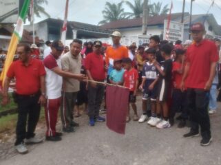 Ratusan warga mengikuti jalan santai keluarga bersama Danramil 13/Aek Nabara Kapten Cba P. Matondang, S.H., M.H., serta unsur pemerintah desa dan TNI-Polri