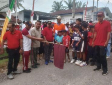 Ratusan warga mengikuti jalan santai keluarga bersama Danramil 13/Aek Nabara Kapten Cba P. Matondang, S.H., M.H., serta unsur pemerintah desa dan TNI-Polri