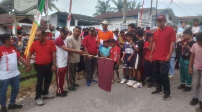 Ratusan warga mengikuti jalan santai keluarga bersama Danramil 13/Aek Nabara Kapten Cba P. Matondang, S.H., M.H., serta unsur pemerintah desa dan TNI-Polri