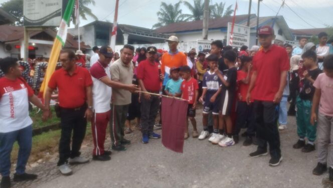
					Ratusan warga mengikuti jalan santai keluarga bersama Danramil 13/Aek Nabara Kapten Cba P. Matondang, S.H., M.H., serta unsur pemerintah desa dan TNI-Polri