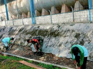 Babinsa Koramil 01/Aek Kanopan Serka E. Sipangkar bersama pemerintah desa dan warga bergotong royong membersihkan parit di Dusun IV, Desa Membang Muda, Kualuh Hulu, Labuhanbatu Utara