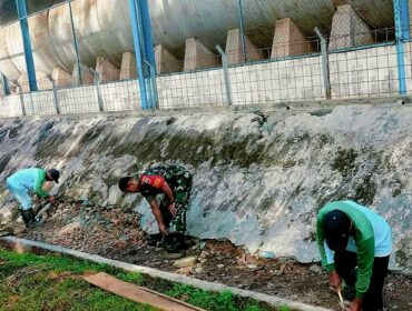 Babinsa Koramil 01/Aek Kanopan Serka E. Sipangkar bersama pemerintah desa dan warga bergotong royong membersihkan parit di Dusun IV, Desa Membang Muda, Kualuh Hulu, Labuhanbatu Utara