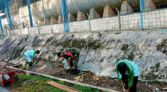 Babinsa Koramil 01/Aek Kanopan Serka E. Sipangkar bersama pemerintah desa dan warga bergotong royong membersihkan parit di Dusun IV, Desa Membang Muda, Kualuh Hulu, Labuhanbatu Utara