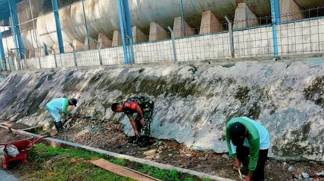 
					Babinsa Koramil 01/Aek Kanopan Serka E. Sipangkar bersama pemerintah desa dan warga bergotong royong membersihkan parit di Dusun IV, Desa Membang Muda, Kualuh Hulu, Labuhanbatu Utara