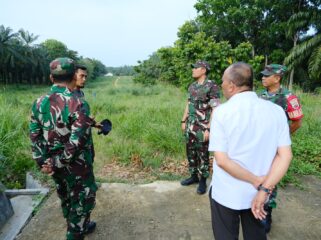 Dandim 0209/Labuhanbatu Letkol Kav Hanung Kaptiaji turun langsung meninjau sejumlah sasaran TMMD di Desa Aek Batu, Kecamatan Torgamba, Labuhanbatu Selatan