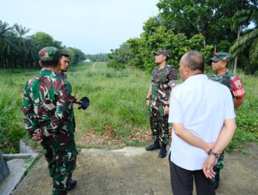 Dandim 0209/Labuhanbatu Letkol Kav Hanung Kaptiaji turun langsung meninjau sejumlah sasaran TMMD di Desa Aek Batu, Kecamatan Torgamba, Labuhanbatu Selatan