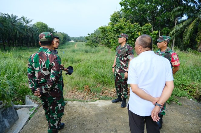 
					Dandim 0209/Labuhanbatu Letkol Kav Hanung Kaptiaji turun langsung meninjau sejumlah sasaran TMMD di Desa Aek Batu, Kecamatan Torgamba, Labuhanbatu Selatan