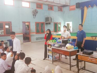 Tim Brastagi Supermarket saat menyampaikan paparan kepada siswa-siswi SMK Negeri 1 Rantau Utara, Kamis (03/09/2026)