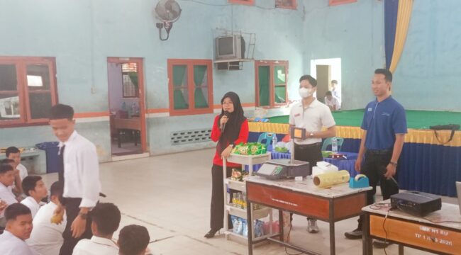 Tim Brastagi Supermarket saat menyampaikan paparan kepada siswa-siswi SMK Negeri 1 Rantau Utara, Kamis (03/09/2026)