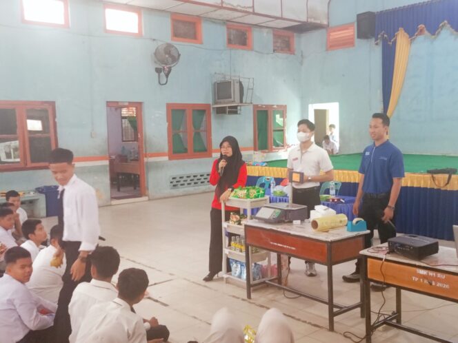 
					Tim Brastagi Supermarket saat menyampaikan paparan kepada siswa-siswi SMK Negeri 1 Rantau Utara, Kamis (03/09/2026)