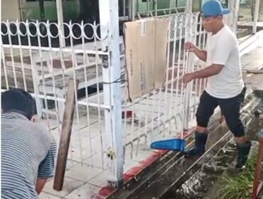 Setelah air surut, area terdampak langsung dibersihkan untuk menjaga kebersihan dan kenyamanan lingkungan pelayanan