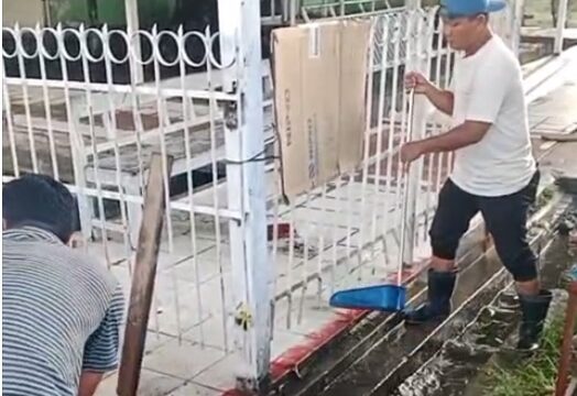 Setelah air surut, area terdampak langsung dibersihkan untuk menjaga kebersihan dan kenyamanan lingkungan pelayanan