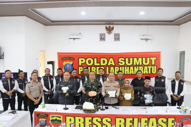 
					Press release ungkap kasus peredaran narkoba 3,87 kg sabu dalam bus ALS, di Aula Yanpiter Polres Labuhanbatu, Rantauprapat, Senin (07/09/2026)