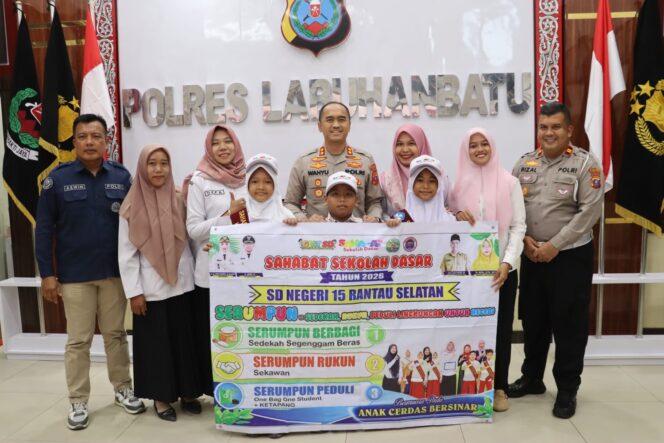 
					Kapolres Labuhanbatu AKBP Wahyu Endrajaya mendukung SDN 15 Rantau Selatan yang menjadi wakil Labuhanbatu di ajang nasional Sahabat Sekolah Dasar 2026