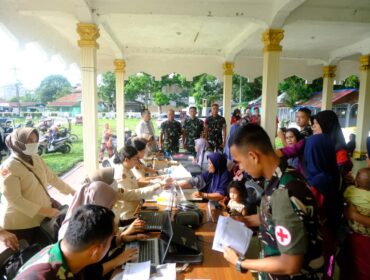 Menyambut HUT ke-81 TNI, Kodim 0209/Labuhanbatu menggelar pengobatan gratis bagi masyarakat di Lapangan Ika Bina, Rantauprapat, Jumat (11/09/2026)