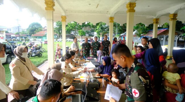 Menyambut HUT ke-81 TNI, Kodim 0209/Labuhanbatu menggelar pengobatan gratis bagi masyarakat di Lapangan Ika Bina, Rantauprapat, Jumat (11/09/2026)