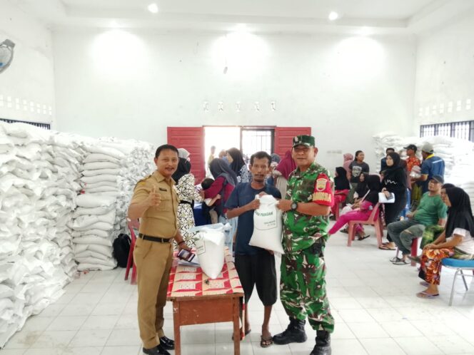 
					Babinsa Koramil 09/NL, Peltu Muhammad Hakim, mendampingi penyaluran bantuan pangan beras dari Bulog di Balai Kelurahan Negeri Lama, Kecamatan Bilah Hilir, Labuhanbatu