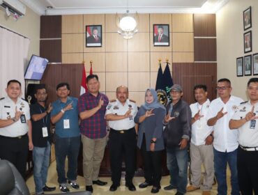 Pejabat Lapas Kelas IIA Rantauprapat, bersama Jajaran Pengurus PWI Labuhanbatu, di ruang kerja Kalapas, Jalan Juang 45, Kelurahan Lobusona, Kecamatan Rantau Selatan, Senin (21/09/2026)