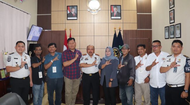 Pejabat Lapas Kelas IIA Rantauprapat, bersama Jajaran Pengurus PWI Labuhanbatu, di ruang kerja Kalapas, Jalan Juang 45, Kelurahan Lobusona, Kecamatan Rantau Selatan, Senin (21/09/2026)