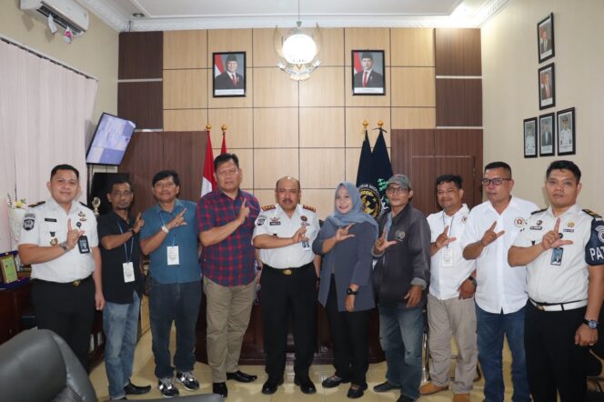 
					Pejabat Lapas Kelas IIA Rantauprapat, bersama Jajaran Pengurus PWI Labuhanbatu, di ruang kerja Kalapas, Jalan Juang 45, Kelurahan Lobusona, Kecamatan Rantau Selatan, Senin (21/09/2026)
