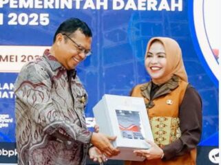 Keterangan Foto: Kepala BPK RI Perwakilan Sumut Paula Henry Simatupang menyerahkan penghargaan Opini WTP LKPD TA 2025 kepada Bupati Labuhanbatu dr. Hj. Maya Hasmita, Sp.OG., M.K.M.