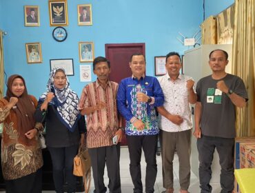 Pertemuan kemudian ditutup dengan foto bersama. Hadir mendampingi Camat Rantau Selatan, Kasi Perizinan Nani dan staf pemerintahan Abdi Rahman Napitupulu, S.P.
Sementara itu, Ketua Tim JITU Ismail Alex didampingi Bambang Afdillah, S.E., S.H. dan Nelma Suryani.
