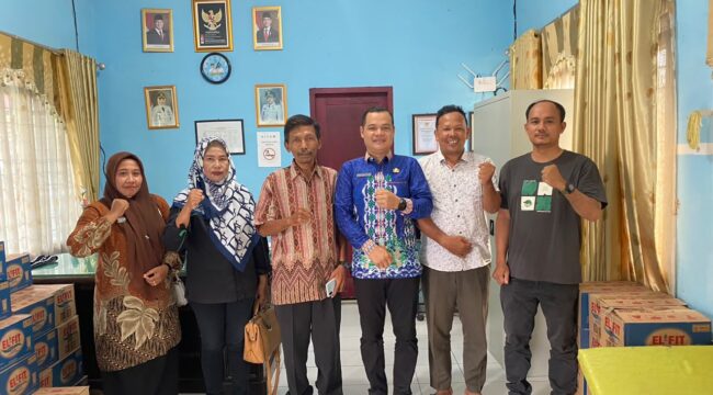 Pertemuan kemudian ditutup dengan foto bersama. Hadir mendampingi Camat Rantau Selatan, Kasi Perizinan Nani dan staf pemerintahan Abdi Rahman Napitupulu, S.P.
Sementara itu, Ketua Tim JITU Ismail Alex didampingi Bambang Afdillah, S.E., S.H. dan Nelma Suryani.
